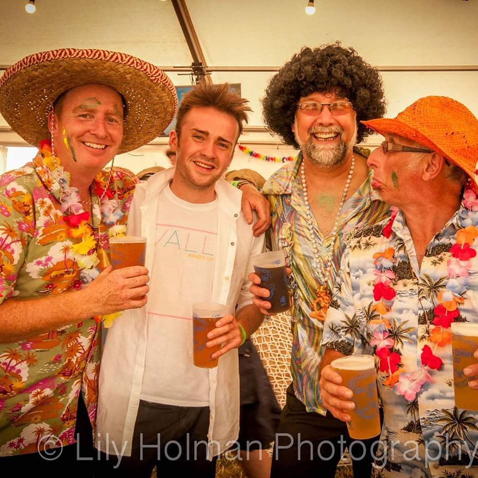 GlasdenburyFest's tweet photo. Smiles all round in our Beach Bar. This year we want to see your best Disco Rainbow outfits as you sup your real ale or decide which cocktail to tickle your tastebuds with! ๐บ๐น #GlasDenbury2018 #realale #devonale #Devonbreweries #visitdevon #visitsouthdevon #devonfoodanddrink https://t.co/RdufFxJlhA