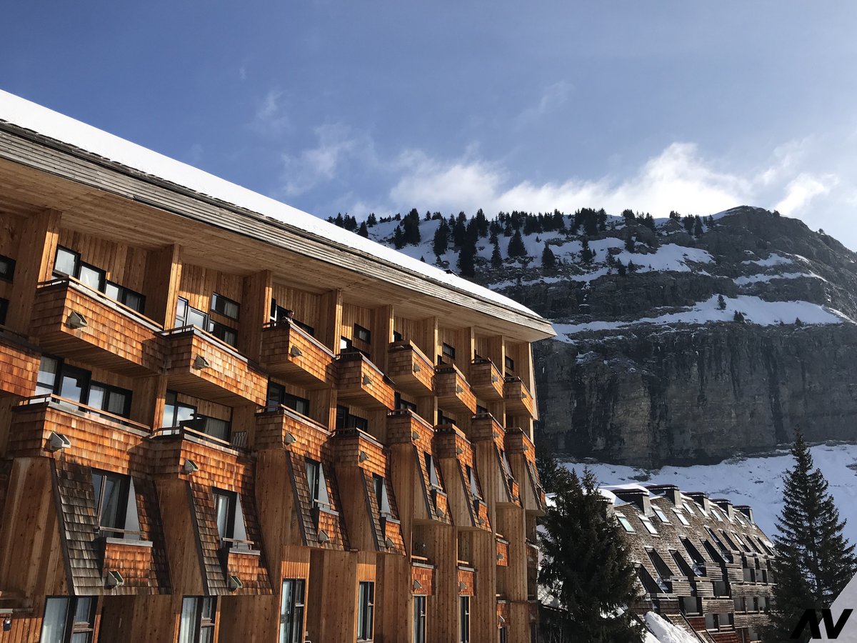 Avoriaz1800's tweet image. Sun resists this morning, but the snow is back this afternoon ! #winterVSspring #avoriaz