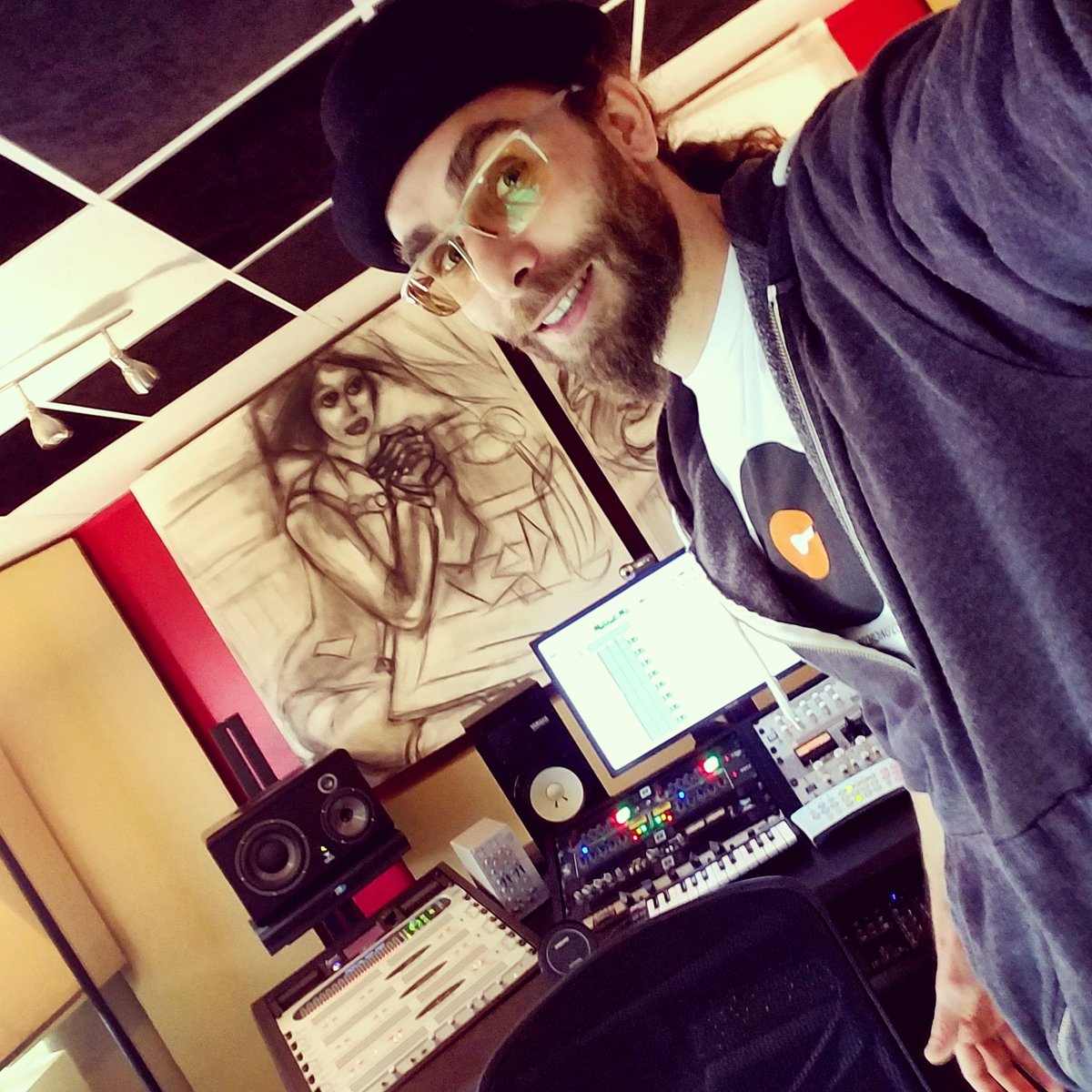 asaffulks's tweet image. In the studio @ocrecording with the homies @memo_skyy and @riddlezmusic makin' hitz 🎯

#producerlife #studiolife #ocrecording #memoskyy #kirasart