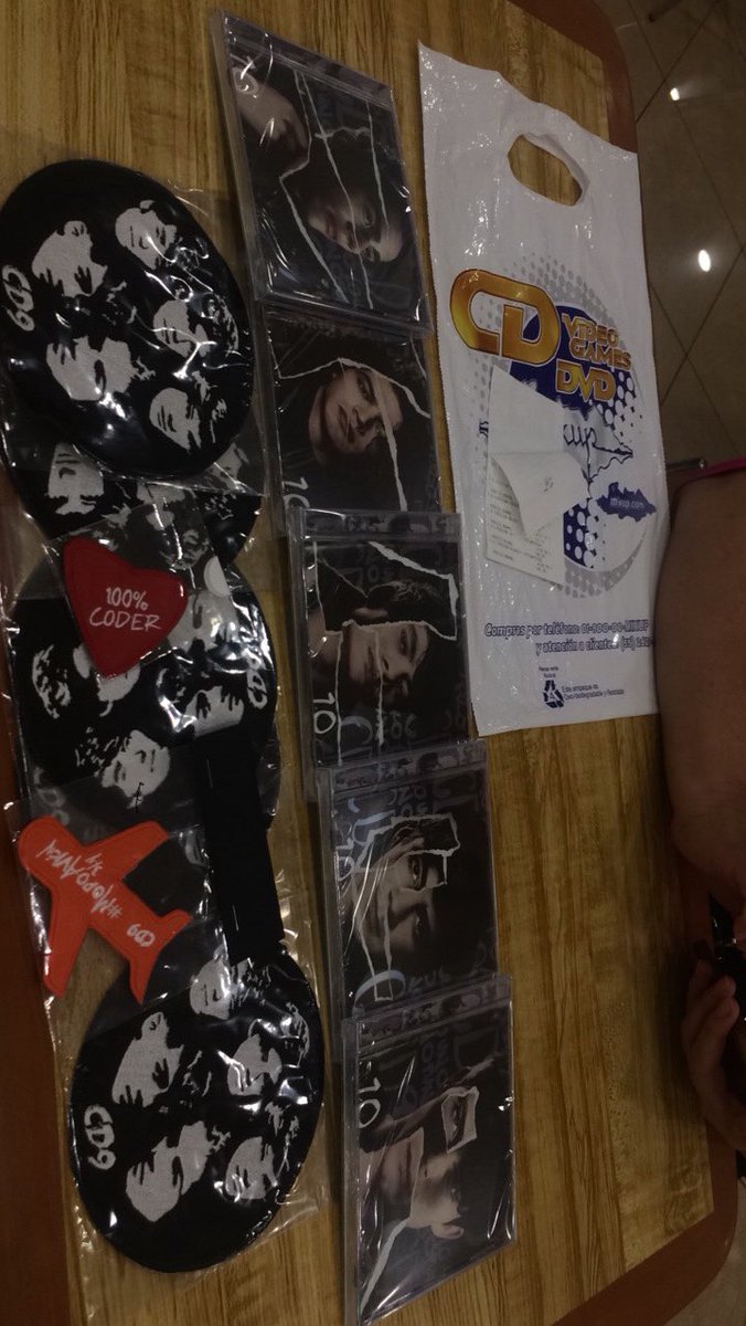 Esthermtz1919's tweet image. Me siento super super mega feliz!😍😍😍❤️ por fin ya tengo mis 5 discos mi día no pudo ser mejor🙈🙊💜 Son el mejor grupo de todo el 🌎 los quiero mucho chicos Saludos desde Guadalajara❤️@soyalonsovillal 
@soyalannavarro 
@bryanmouque
@JosDice
@freddyleyva 
#UNOPUNTOCEROCD9