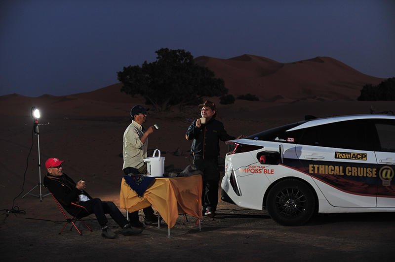ToyotaMotorCorp's tweet image. Did you know that the #PriusPHV can act as a power source? With an output of 100V/1500W, this is more than enough to run a cooking pot. Convenient for tea time and supper in the middle of the desert! fal.cn/45IC #TeamACP
