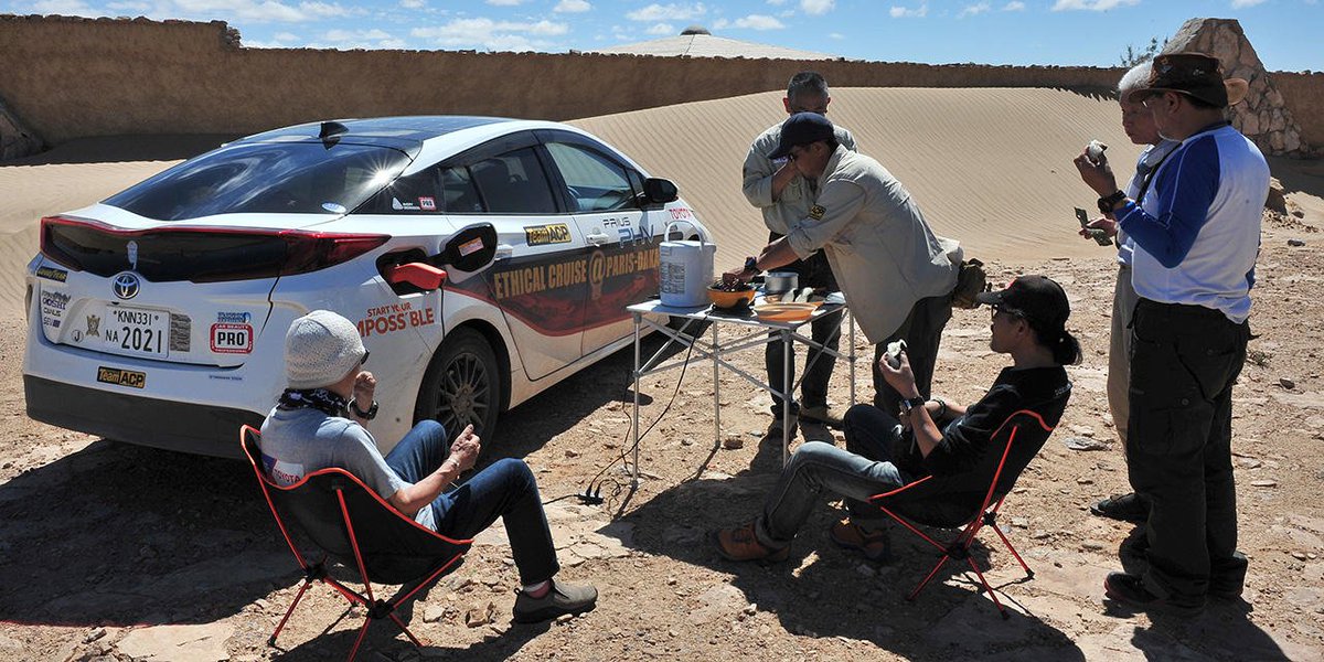 ToyotaMotorCorp's tweet image. Did you know that the #PriusPHV can act as a power source? With an output of 100V/1500W, this is more than enough to run a cooking pot. Convenient for tea time and supper in the middle of the desert! fal.cn/45IC #TeamACP