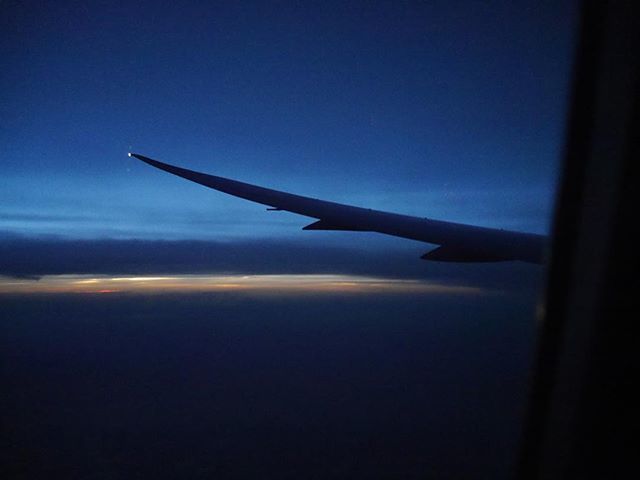yossyB6's tweet photo. 夜明け前。
ケアンズ上空あたりかな。
#ana
#ja896a
#ソラマニ_マドカラ https://t.co/BEjKjGNN5R https://t.co/cDtxkdOM7h