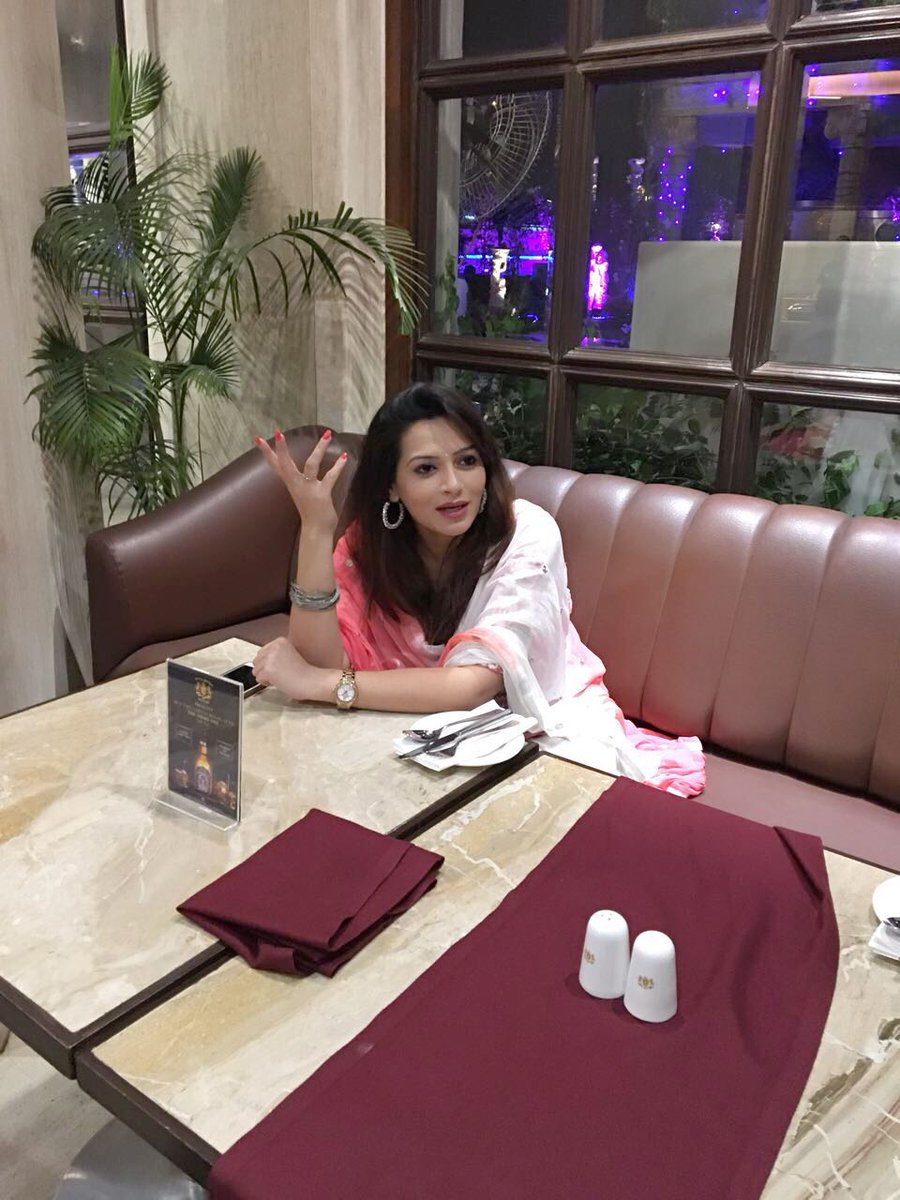 SamiksshaJ's tweet photo. Because ranting is what I do best! 😋
#Mood #DinnerThings #MondayRants https://t.co/F4edPsqn9C