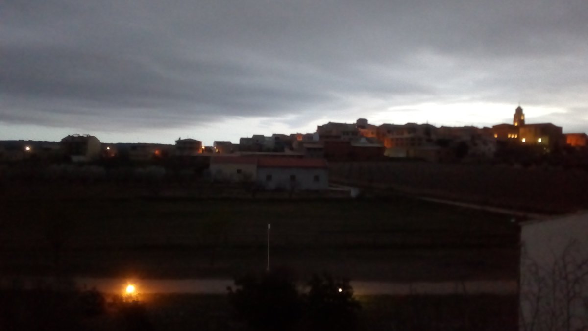 Geografia_UAB's tweet photo. Bon dia de nou des d'Arnes. Avui darrera jornada de la sortida de treball de camp amb els estudiants de 1r curs del grau @Geografia_UAB pels Ports i Delta de l'Ebre. I a tarda tornada cap a la UAB, si podem. #sortidesdecamp. https://t.co/9yCARoNY7k