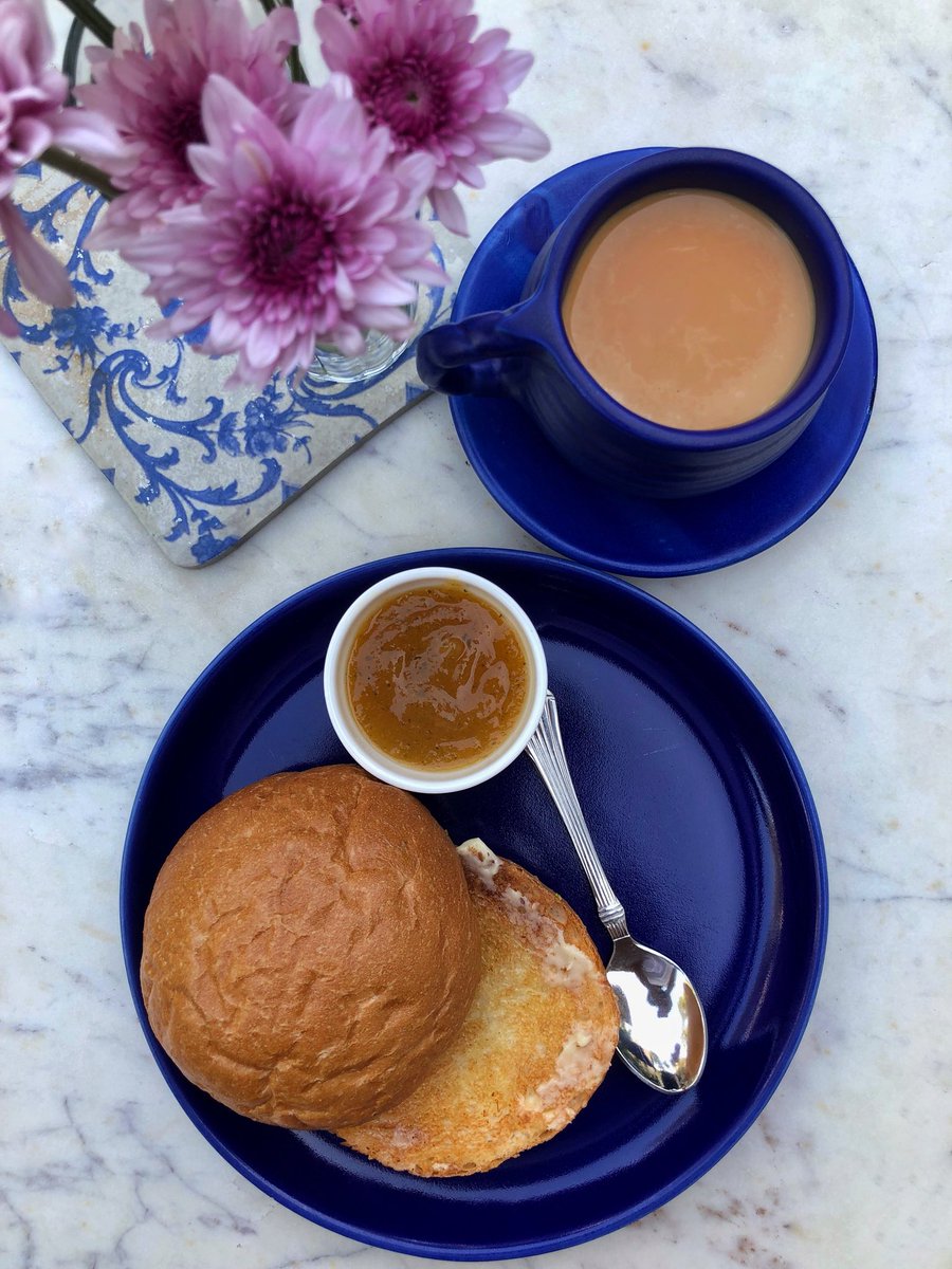 Nothing better than a brun maska &amp; chai to get through a Monday☕️ 
In frame: A super crusty Parsi brun lathered in butter served with a seasonal in-house jam with a side of masala tea 
At: <a href="/tajteahouse/">Taj Mahal Tea House</a>, Bandra 🌸

#TajMahalTeaHouse #FoodofMumbai