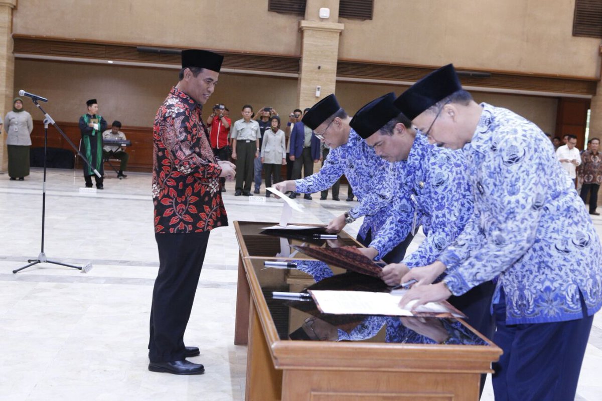 Selamat atas pengangkatan/pelantikan :
1. Dr. Ir. Suwandi, M.Si sebagai Dirjen Hortikultura, 
2. Ir. Syukur Iwantoro,MM, M.BA sebagai Sekjen Kementan, dan
3. Ir. Hari Priyono, M.Si sebagai SAM bidang Investasi.