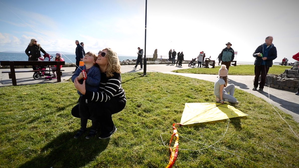 irishtimesvideo's tweet photo. ► VIDEO: Galway families take part in Fly Kites Not Drones event in Salthill https://t.co/P6eTBkRTYv https://t.co/uAFCDW1ocu