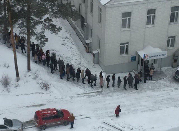 tjournal's tweet photo. На снимке жители Кемерово в очереди на сдачу крови для пострадавших при пожаре в торговом центре. Фото «Регион-42 Кемерово» https://t.co/NVRZmWXZoW