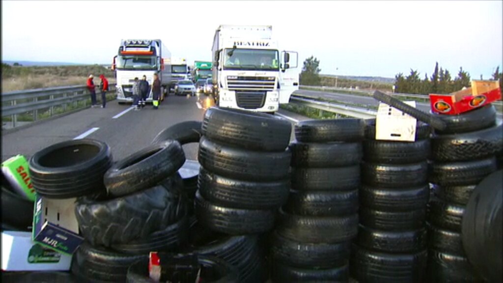 Els CDRs tornen a tallar aquest matí  l'A-2 a Alcarràs en protesta per la detenció de Puigdemont
bit.ly/2DUaidb