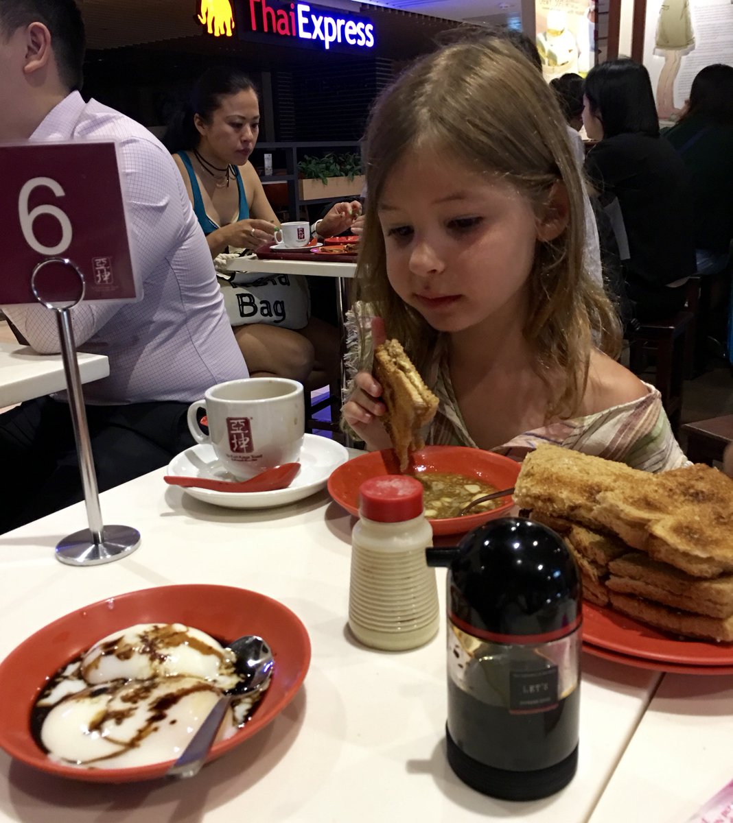 holidayswkids's tweet photo. Georgie Watts of @_THEWINDOWSEAT shares her 5 must-try foods in #Singapore 🤤
Read: https://t.co/FATdJnrSDy https://t.co/7pIZvkSmWm