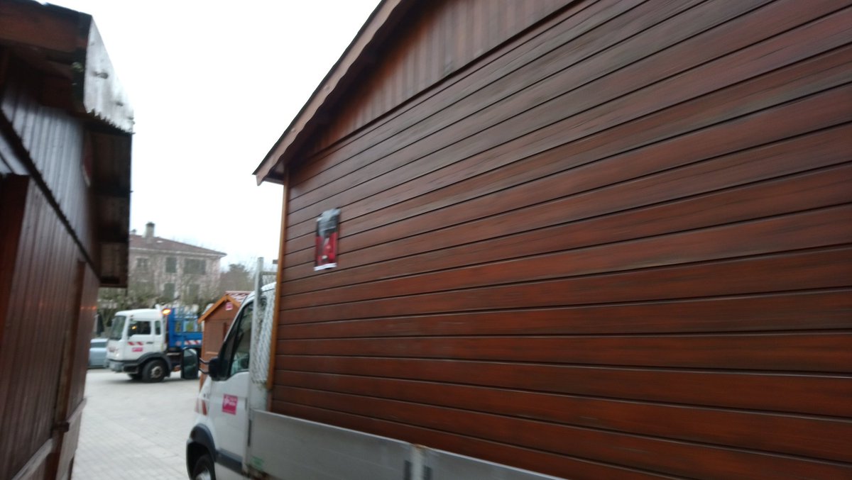 Telezapping01's tweet image. Festival du film fantastique de Bourg yaop 6... Fin. Le ballet des chalets place de la comédie.