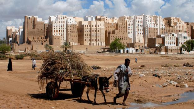 Originally the toilets of Shibam separated liquids (flowing out) and solids (carried out), for reuse in agriculture, an almost perfectly sustainable system using nothing but muscle power and rain. It takes quite a degree of coordination to keep a city of 7000 going in the desert!