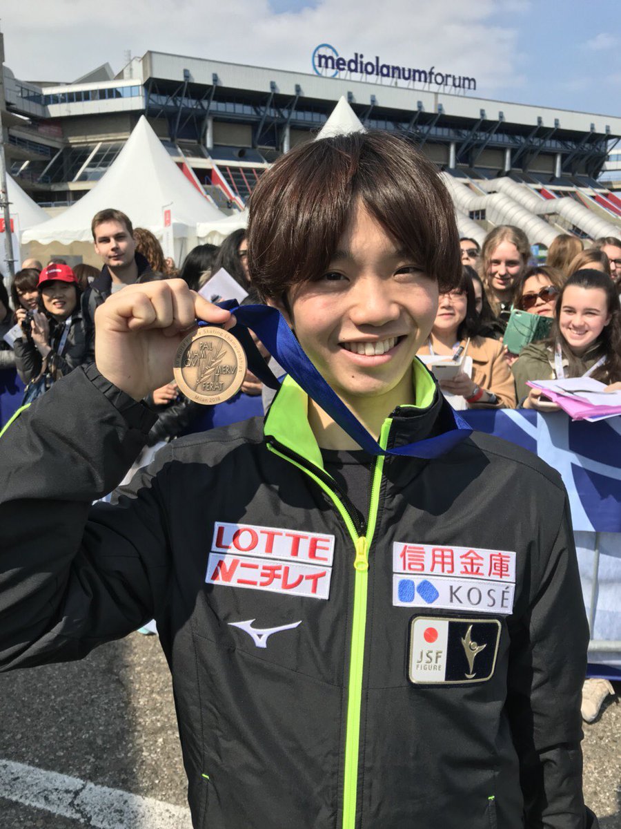Kazuki Tomono with his small medal for the men’s free skate at the World Championships!
#Milano2018 #WorldFigure