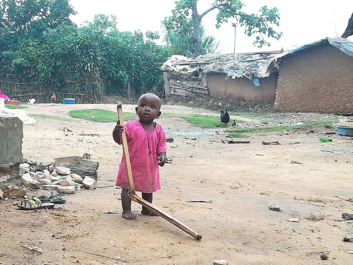 WORLDPROJECTONG's tweet photo. Uno explora los límites de la infancia en un trabalenguas desordenado de sonidos, en una mirada estupefacta o en una sonrisa de complicidad. En Zinga, los niños son algo inexplicable #sumateazinga #proyectouganda https://t.co/zvRMiF0cq1