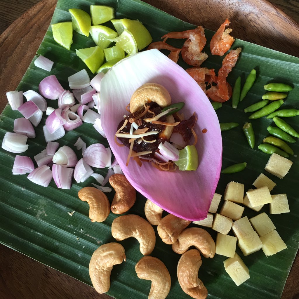 chumsrising's tweet photo. ถ้าตัดความเข้ากันได้ดีของใบทองหลาง(หายากมาก)อ่อนๆกินกะเมี่ยง ก็มีนี่แหละค่ะ กลีบดอกบัวหลวง โอบอุ้มเมี่ยงดีมาก กลีบเด็ดใหม่จะหอมกลิ่นบัว คนรุ่นเก่าเอาตากแห้งมวนกับยาสูบเป็นบุหรี่หอม(ไม่เคยได้กลิ่นยาสูบชนิดนี้ดอกค่ะ อ่านในนิยาย🤣เคยเห็นแต่บุหรี่ใบจาก มื้อเที่ยงกระเพาะปลาจากเยาวราช https://t.co/0ogGqKRNN5