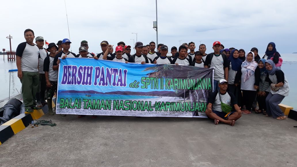 VisitJepara's tweet photo. Dalam rangkaian kegiatan memperingati hari Bakti Rimbawan ke 35 tahun 2018, SPTN Wilayah II #Karimunjawa melaksanakan kegiatan bersih pantai di kawasan pesisir pantai pulau #MenjanganKecil dan pesisir pantai pulau #CemaraBesar. #CoastalCleanUp https://t.co/4fz0HNmjM5