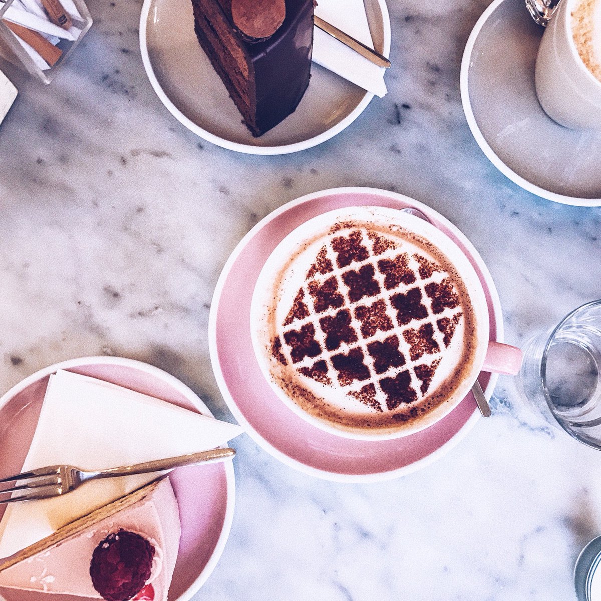 miss_peonies's tweet photo. If my morning would only start like this. 💕💕 #PeggyPorschen #Cake #nomnom #yummy #delish https://t.co/rhAb0zL4zP
