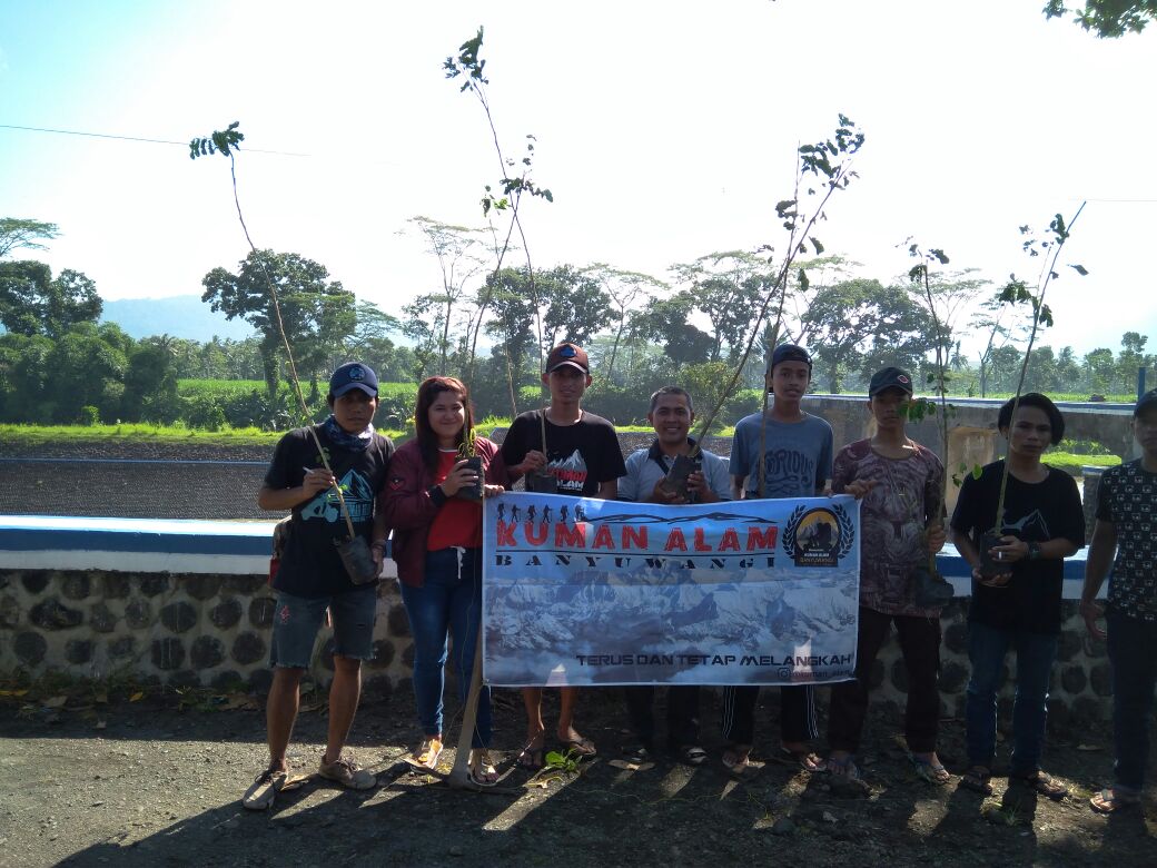 desakarangdoro's tweet photo. Penanaman Bibit Pohon Trembesi di wilayah DAM KARANGDORO oleh perkumpulan pemuda PA "KUMAN ALAM" @desakarangdoro @kec_tegalsari @riobwi @AzwarAnas_A3 #Blokagung https://t.co/hIkxY6hqsR