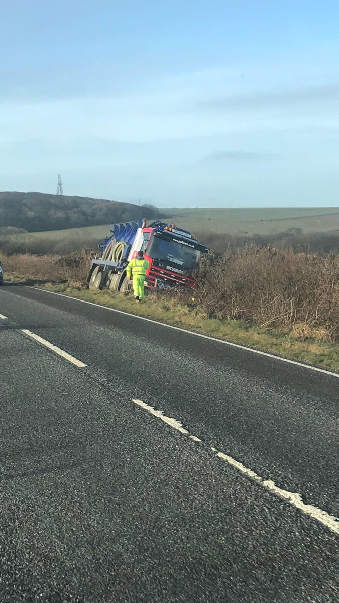 devon_cornwall1's tweet image. Minor accident on the A39 near Wadebridge #cornwall #a39 @piratefm @heartsouthwest #traffic #trafficalert @DC_Police cars passing by without any problems