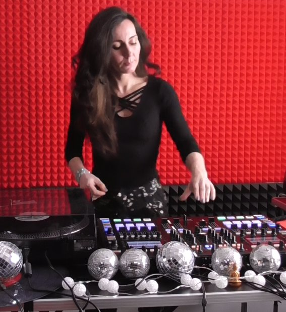 2CelebrateMusic's tweet photo. A bit in #practing mood for my new #DJ #Set #Mix... #TechHouse ?1 #5
#BeatmatchingByEar #NoMixedInKey #NoHeadphone - the hardest #challenge ๐ญ๐#2CelebrateMusic #Hamburg https://t.co/ck1CcHgCgX