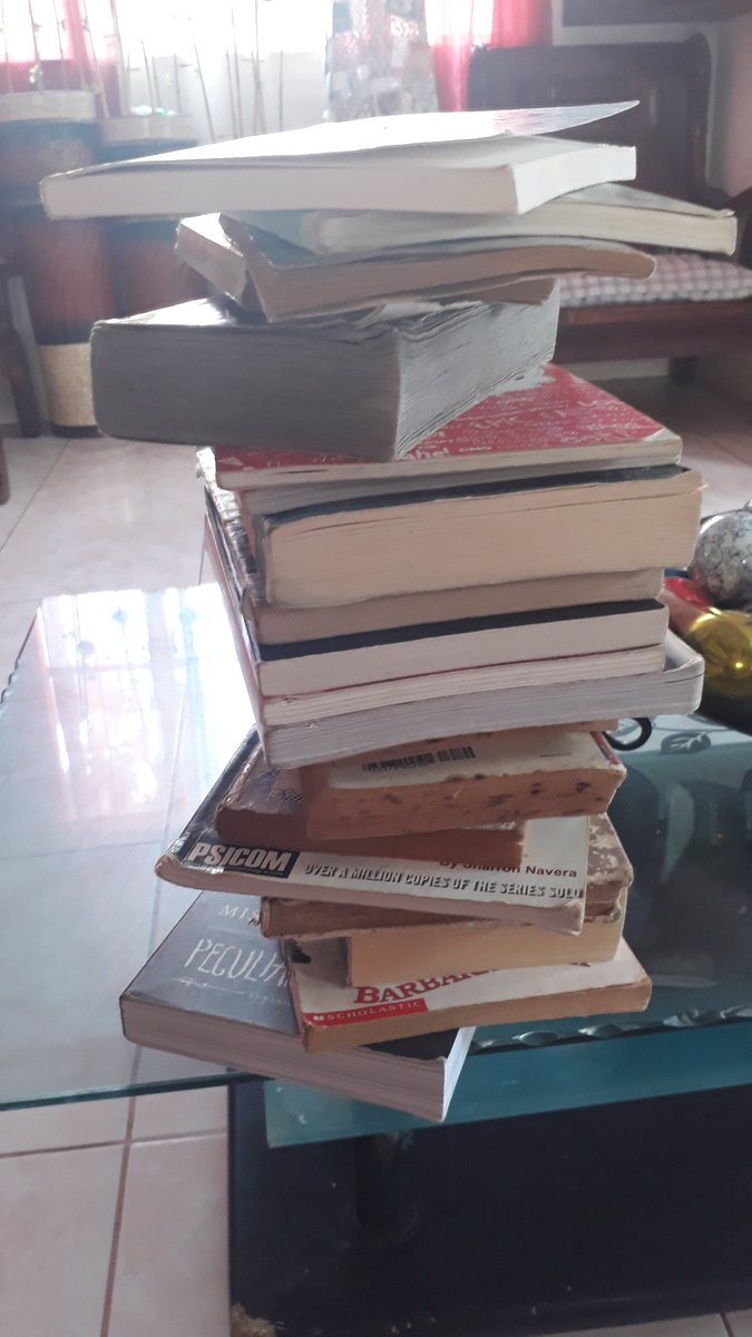 eobrix's tweet photo. "Dami dami mong libro pero di ka nagbabasa ng textbook mo" -mama 2018 https://t.co/1HppV2CkKo