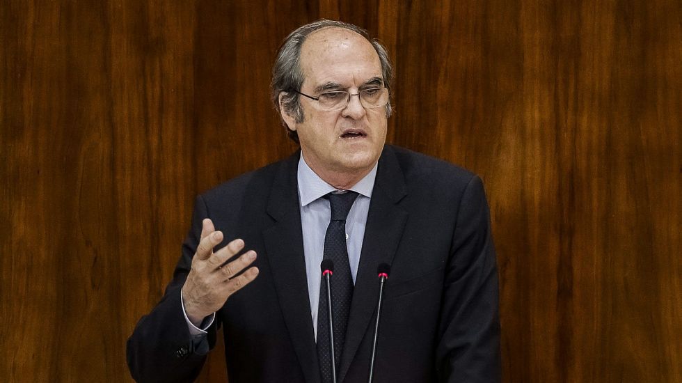 La_SER's tweet photo. Ángel Gabilondo: "Si finalmente hay una moción de censura, estoy dispuesto a ser un candidato" https://t.co/eIvlI2Kiox Consulta lo más destacado de su entrevista en @HoyPorHoy https://t.co/IjsLmlWEI9
