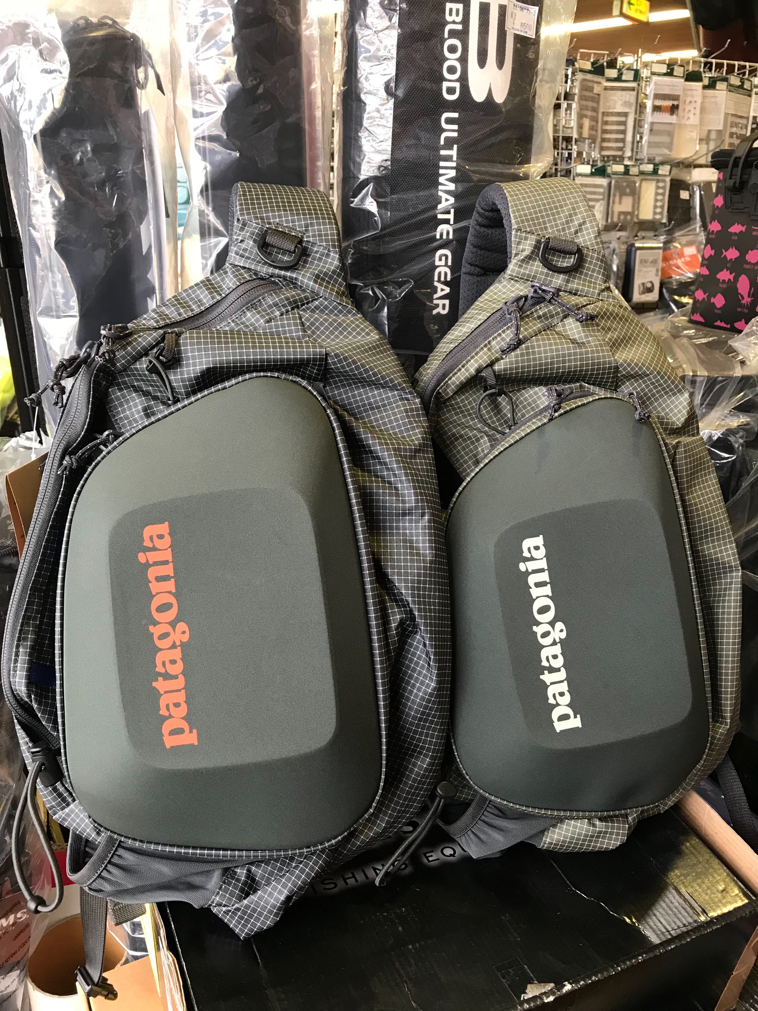 Lunker S ランカーズクシロ パタゴニア ステルスアトムスリング入荷です ロゴデザインが一新され 釣りに限らず街でも使える一石二鳥なワンショルダーです フロントポケットにはiphone8プラス クラスの大型スマートフォンも入れられ 水辺での使用に不安な
