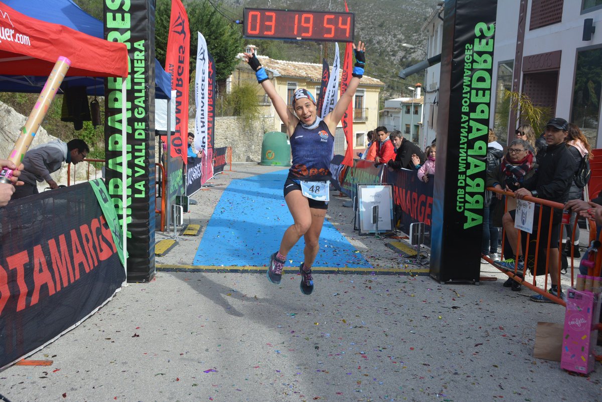 Jessy_MatC's tweet photo. Salta, ríe, corre... VIVE! Sólo tenemos una vida y no vas a salir vivo de ella 🙂🙃 3ª absoluta en 28k #Arrapapedres #Botamarges #GuerrerasAper #happy #AlwaysSmile #VIVIR #SRSportAndTraining https://t.co/LcXxYLzn7x
