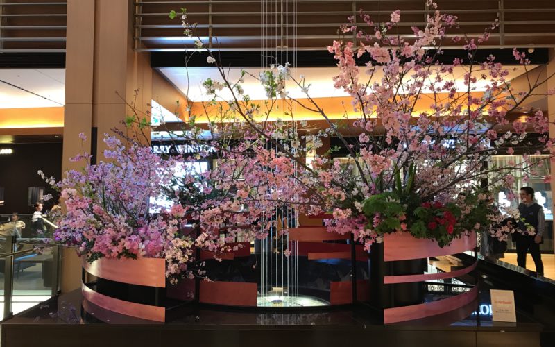 東京イベントタイムライン 桜満開の東京ミッドタウンで 3 16 金 4 15 日 まで ミッドタウンブロッサム18 が開催中 ミッドタウン ガーデンにオープンしたシャンドン ブロッサム ラウンジには 巨大なボトルインスタレーションが展示 東京イベントタイムライン 桜満開の東京ミッドタウンで 3 16 金 4 15 日 まで ミッドタウンブロッサム18 が開催中 ミッドタウン ガーデンにオープンしたシャンドン ブロッサム ラウンジには 巨大なボトルインスタレーションが展示