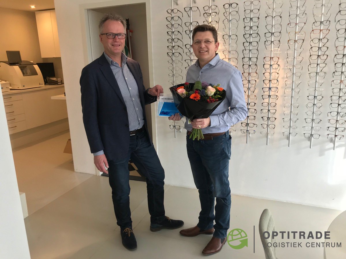 Optitrade's tweet photo. Last but not least werd Sem Kittel van Ogenblikje Optiek in Monster verrast door het OLC. Pim Föster bracht Sem persoonlijk zijn Bausch+Lomb bestelling: "Ik ben blij verrast en nog belangrijker: mijn klant zal dat ook zijn met deze snelheid." https://t.co/u5IIxZo5K1