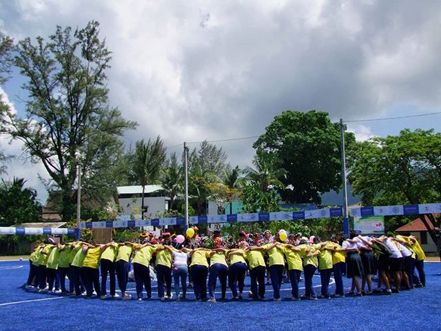 PHBGTU's tweet photo. Love shaped in a circle! The graduates from Kamala School received good wishes and blessings from their friends and school mates. Not entirely sure what they were saying but it sounded amazing! 
#phbgtu #graduation #friendship #studentblessing #Kamala #phuket https://t.co/QTGQDBMbJl