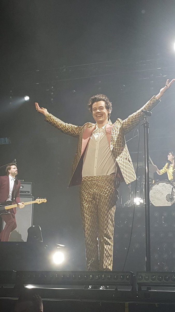 callmetravor207's tweet photo. What a man. 💚 #harrystyles #hamburg #barcledcardarena #hstyles https://t.co/yfpIDxGrBV