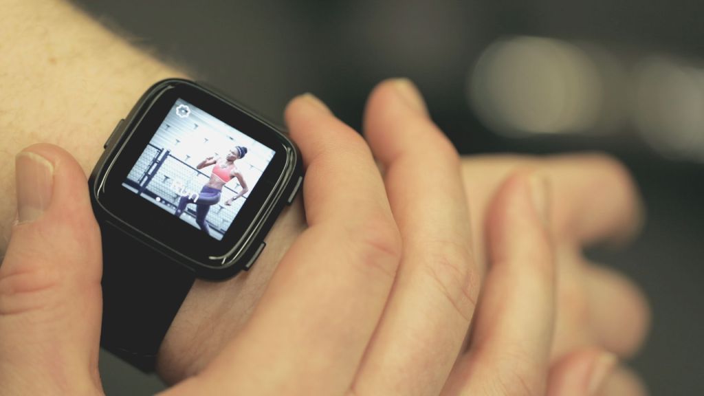Fitbit Versa review tcrn.ch/2GbQx2F by <a href="/bheater/">Brian Heater</a>