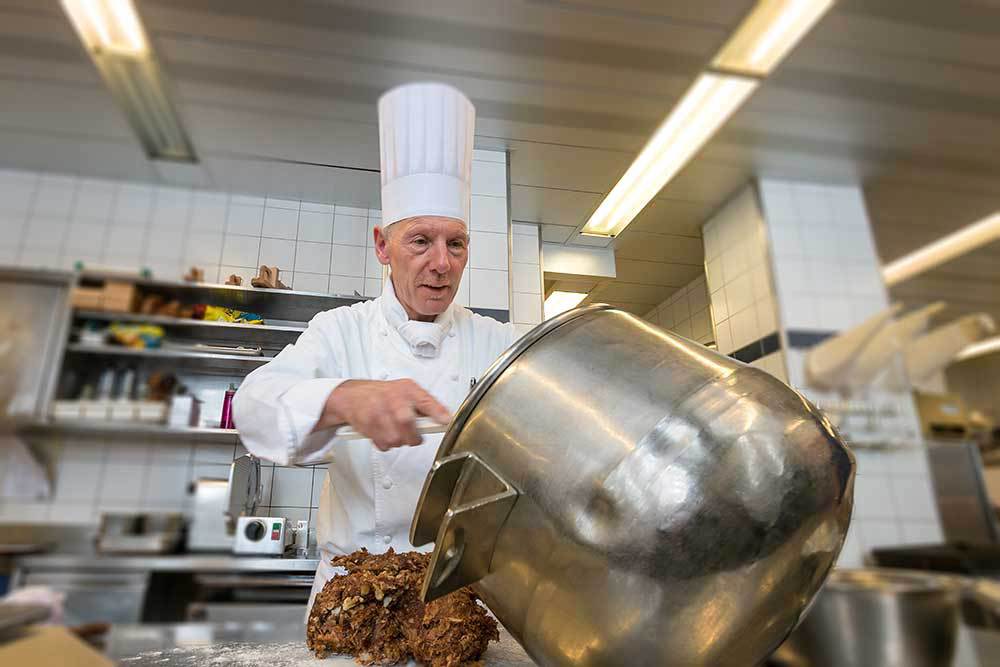 Gerd Reber und das Birnenbrot - eine Begegnung im Waldhotel National in Arosa

#waldhotelnational #arosa #graubuenden #verliebtindieschweiz <a href="/ArosaLenzerheid/">Arosa Lenzerheide</a> petervonstamm-travelblog.com/gerd-reber-und…