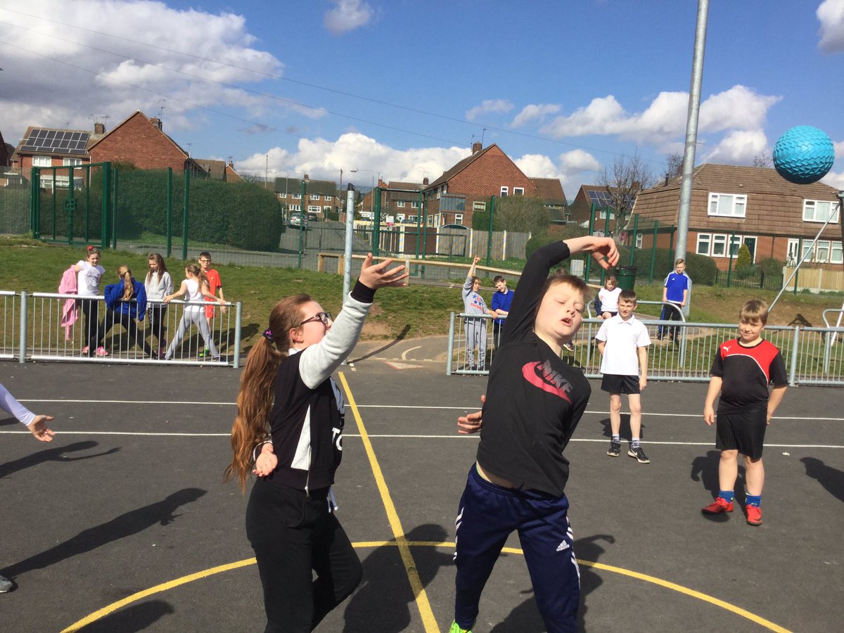 Y6WillowClass's tweet photo. Playing different sports this week to raise money for Bluebell Wood children's hospice. Today's sport is one-handed netball #netball #Paralympic @BluebellWoodCH https://t.co/45PbkGjkKd