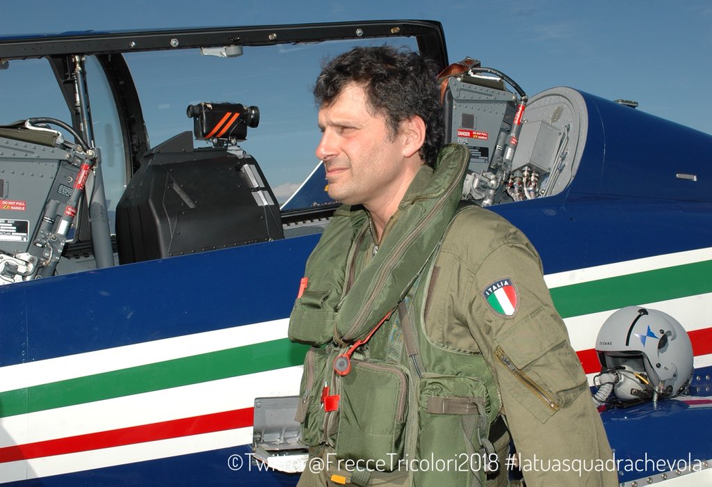 FrecceTricolori's tweet photo. Con ancora vivido il ricordo del suo #volo a bordo delle #FrecceTricolori, esprimiamo il nostro #cordoglio alla famiglia dell’amico #FabrizioFrizzi #RIP #CiaoFabrizio #latuasquadrachevola #aeronauticamilitare https://t.co/m3wzOTmPz5
