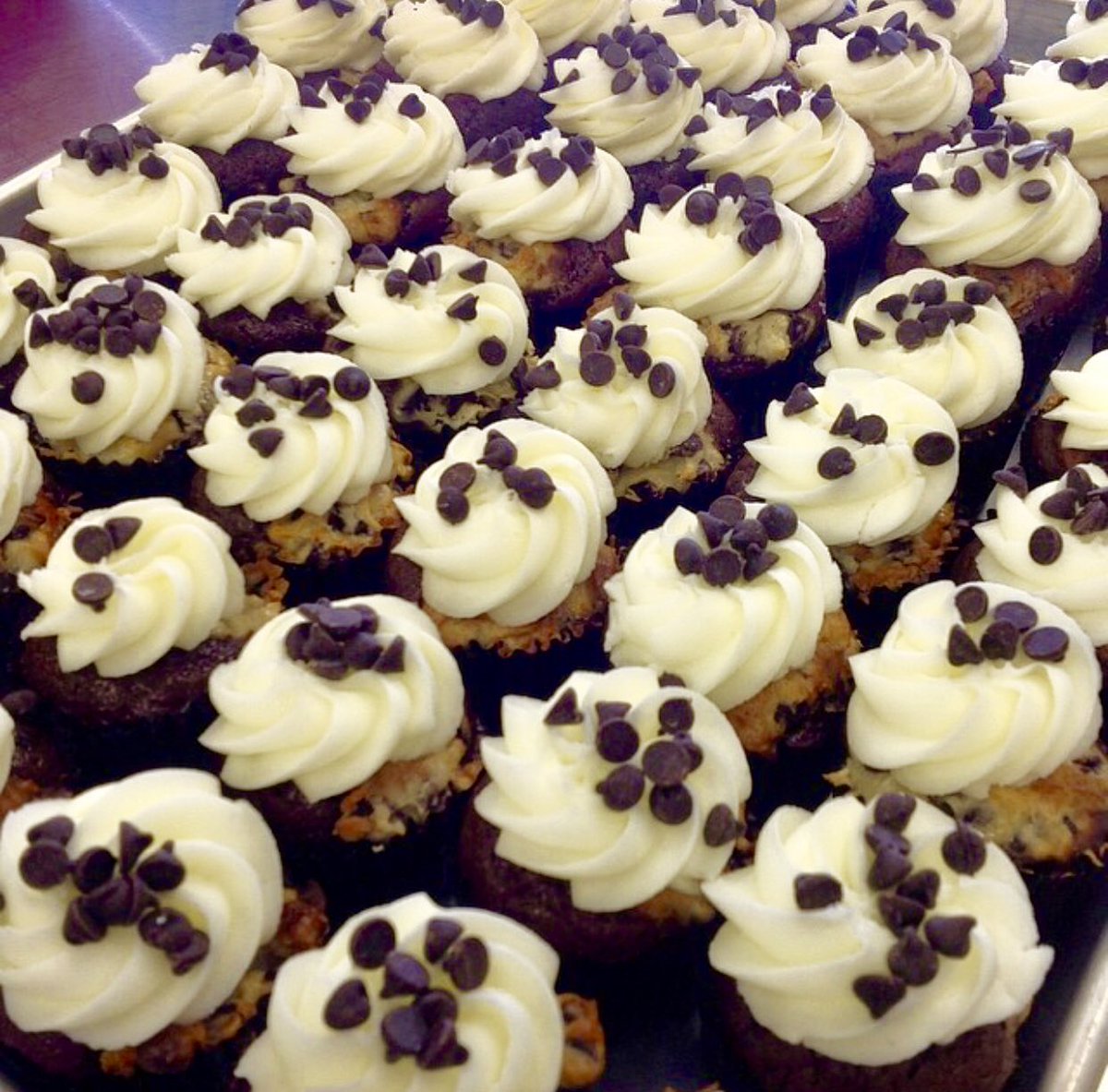 Start the week with Misha’s Black Bottom Cupcakes...or any other delicious cupcake 😜😋 See you soon! 😍  Let us help you in the speediest way possible by ☎️ calling 786 200-6153 or emailing us at info@mishascupcakes.com #mishascupcakes #mishascakes #mishascupcakesandcakes