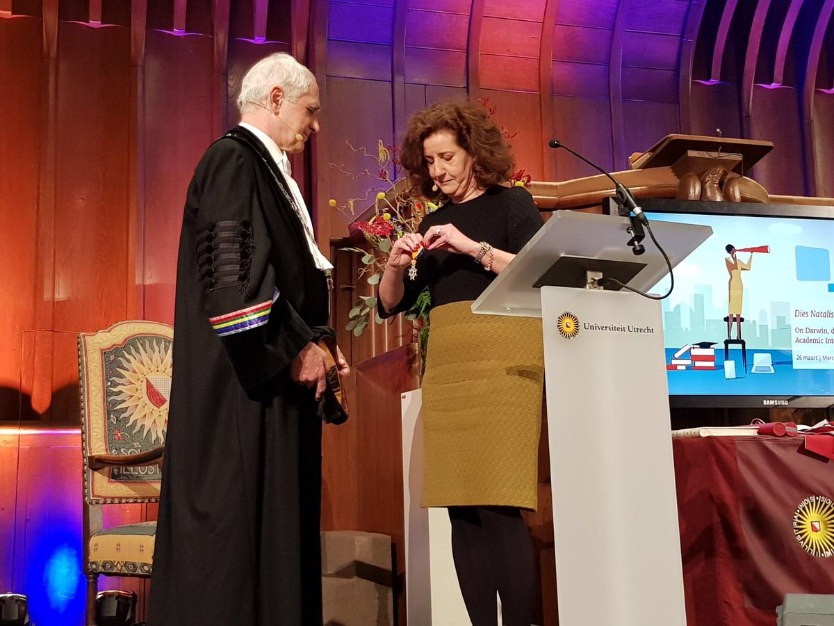 UniUtrecht's tweet photo. Een koninklijke onderscheiding voor Bert van der Zwaan. @Ivanengelshoven speldt onze @rector_uu de versierselen op en is hiermee officieel benoemd tot Officier in de orde van Oranje Nassau. https://t.co/NmWf1GqovN