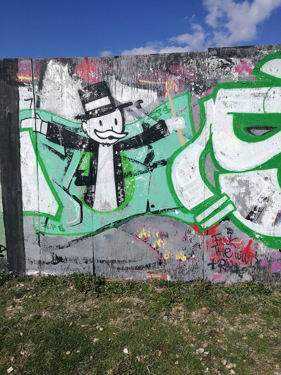 MeufsdeSevres's tweet photo. Let's play #Brighton #marina #game #streetart https://t.co/VpKYRVbypo