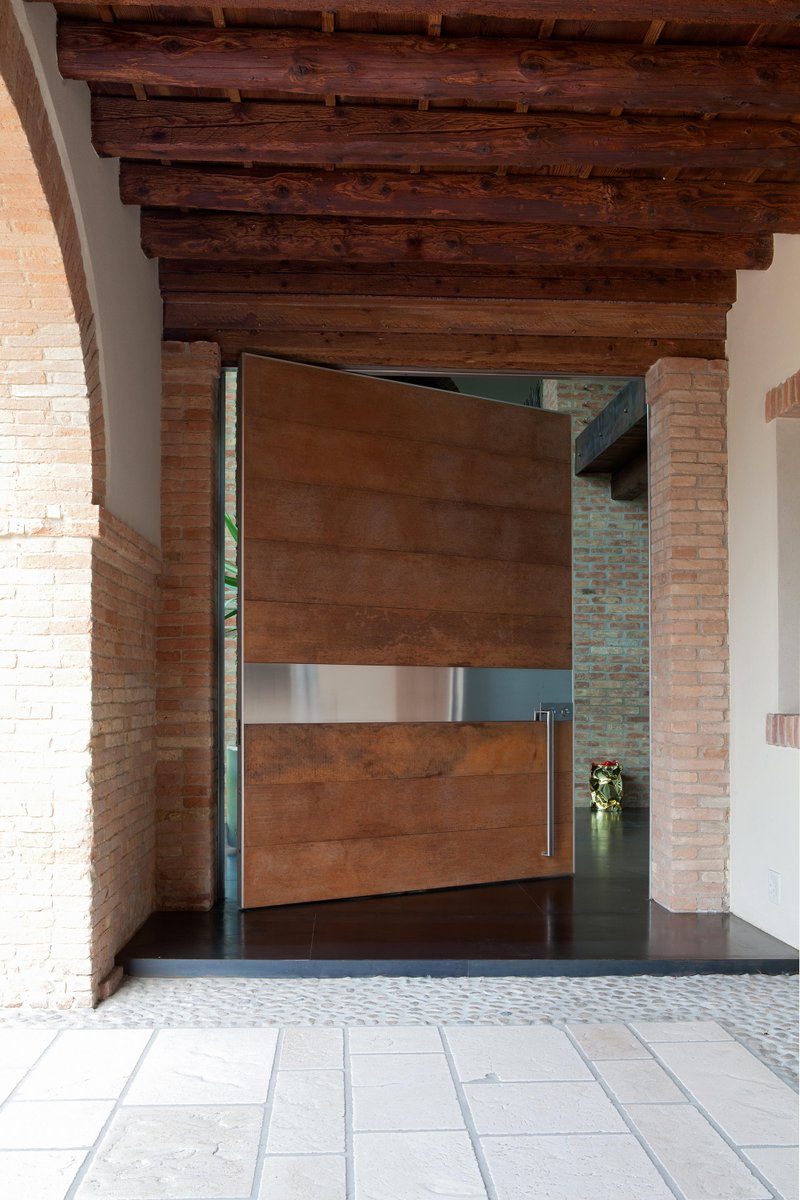 What makes a normal door turn into a 'grand entrance'?

Take a closer look at our range of secure &amp; stylish entrance solutions:
bluebellarchitecturalproducts.co.uk/manufacturers/… #entrances #architecture #buildingenvelope