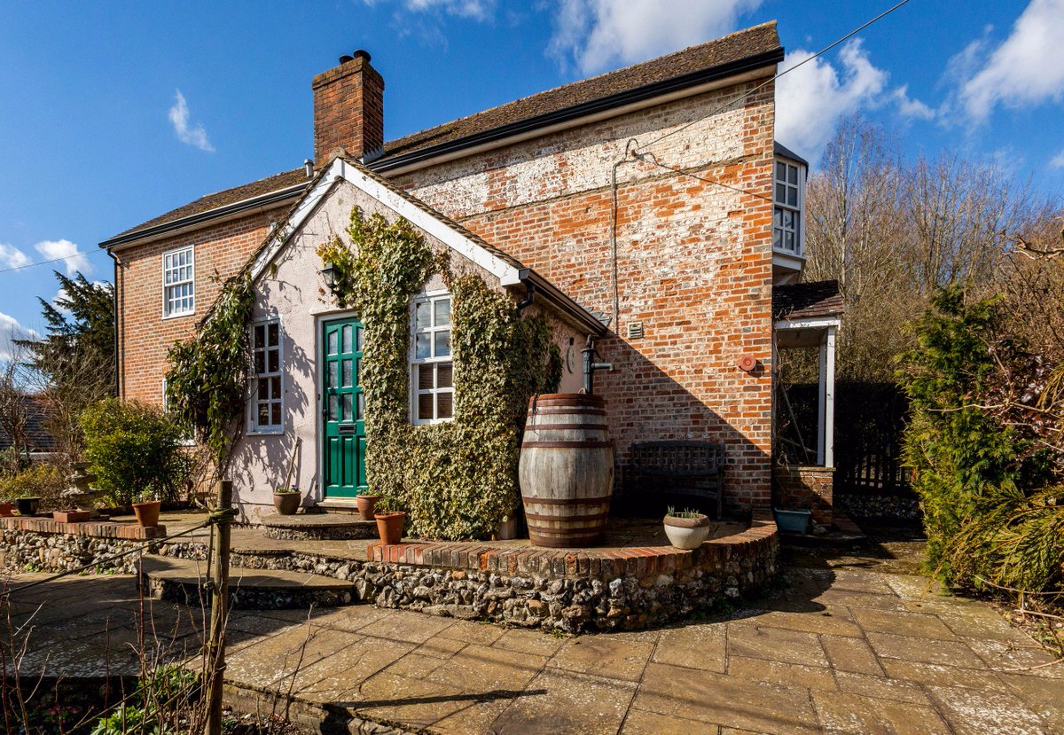 A charming 3 bedroom house with separate detached garage #ForSale in #HungerfordNewtown bit.ly/2GcNNlx #RG17