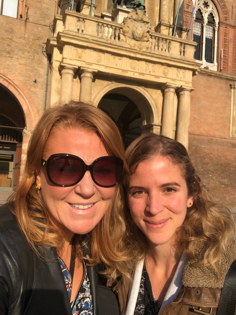 _Bright_Agency's tweet image. Bologna Babes on Bikes! Featured here, @lomaximum_vibes @LucieLuddington #RobynNewton @vickilebrecht and #Brightartist @NicolaOByrne1 #BolognaBookFair #bcbf2018