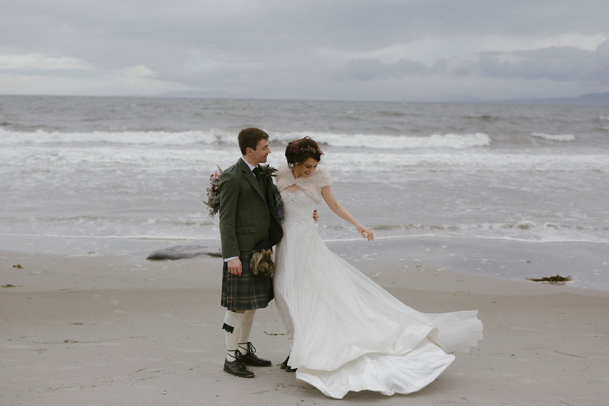 Need a #coffee break? Take one right not to enjoy this beautiful Scottish wedding with photography by @ruthatki lovemydress.net/blog/2018/03/a… #littlebookforbrides