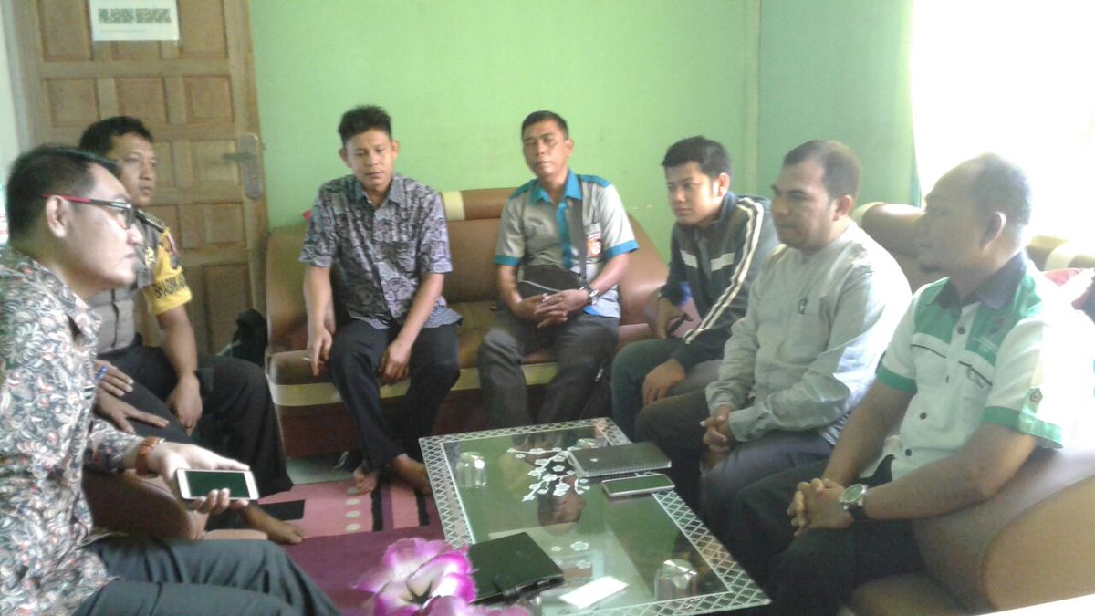 FirdausBagan90's tweet image. Diskusi bersama Camat Rimba Melintang dan TPPI Rohil 
#PadatKaryaTunai2018 
#TPPIRiau 
#TPPIRokanHilir 
#TPPIRimbaMelintang 
@jokowi 
@EkoSandjojo 
@anwsanusi 
@taufikmadjid71 
@fachrilabalado 
@tppindonesia 
@PDKemendesaPDTT 
@Dezi_AldriNov 
@JufrizalP3MDRia