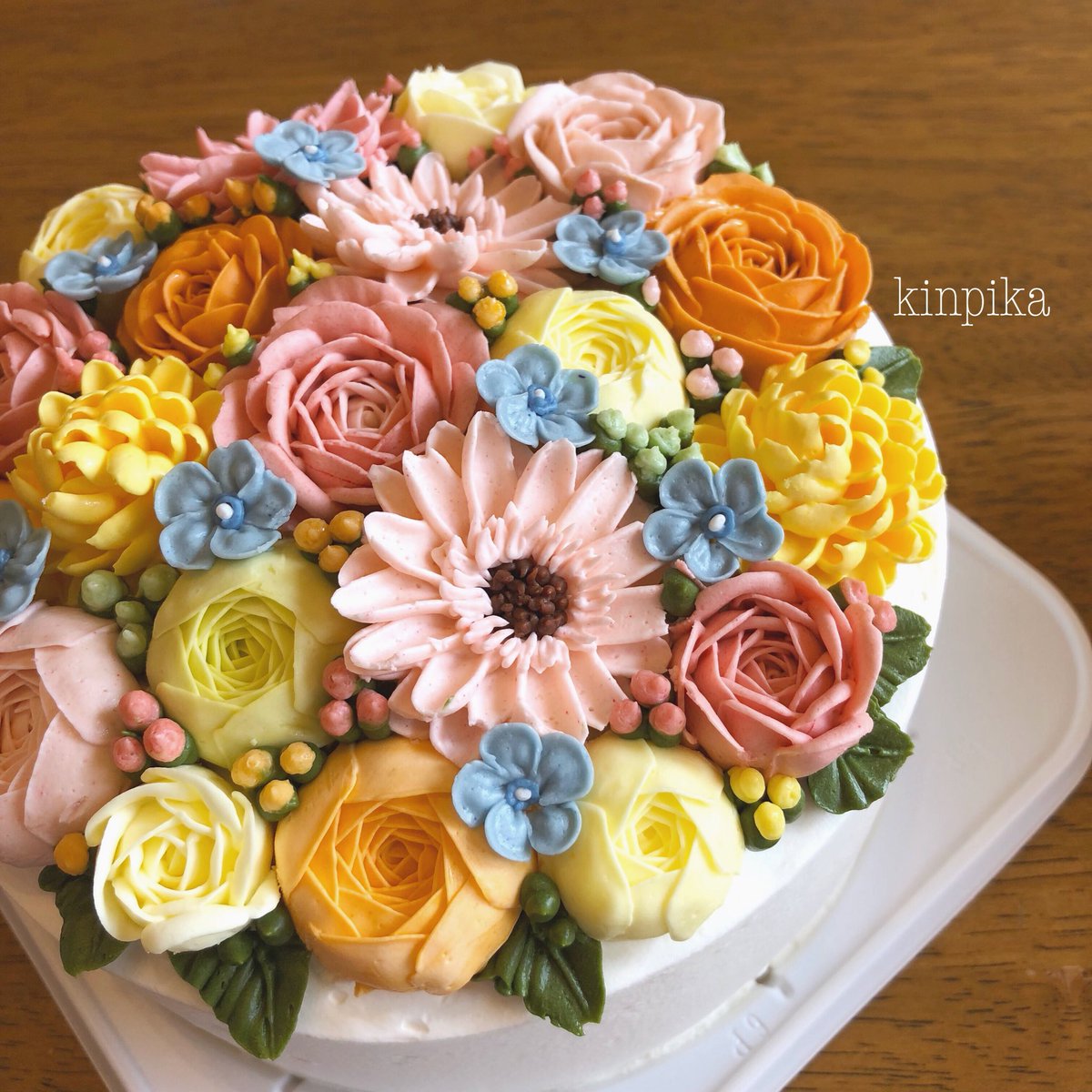 きん ケーキの上いちめんに カラフルなお花を飾った またまたポップなフラワーケーキ カラフルなケーキは見ているだけで元気になります フラワーケーキ 安曇野