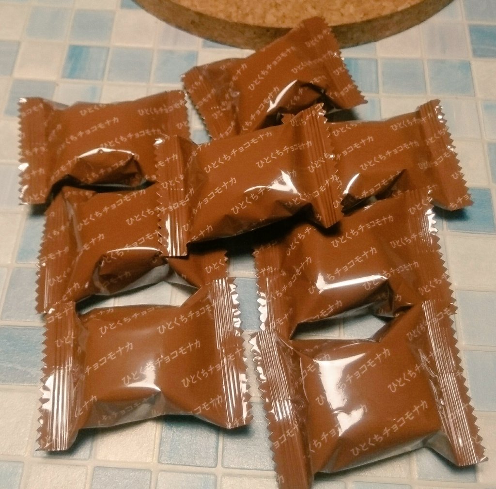 はちこ 食いしん坊万歳 セブン様でおやつ 一口チョコモナカ そんだけ書かれたら間違えないね ってくらい 小分けの袋にもびっしり ひとくちチョコモナカ って書かれてる自己主張強めな感じもカワイイ 笑 サクサクモナカ にエアインチョコの軽さ はちこ 食いしん坊万歳 セブン様でおやつ 一口チョコモナカ そんだけ書かれたら間違えないね ってくらい 小分けの袋にもびっしり ひとくちチョコモナカ って書かれてる自己主張強めな感じもカワイイ 笑 サクサクモナカ にエアインチョコの軽さ