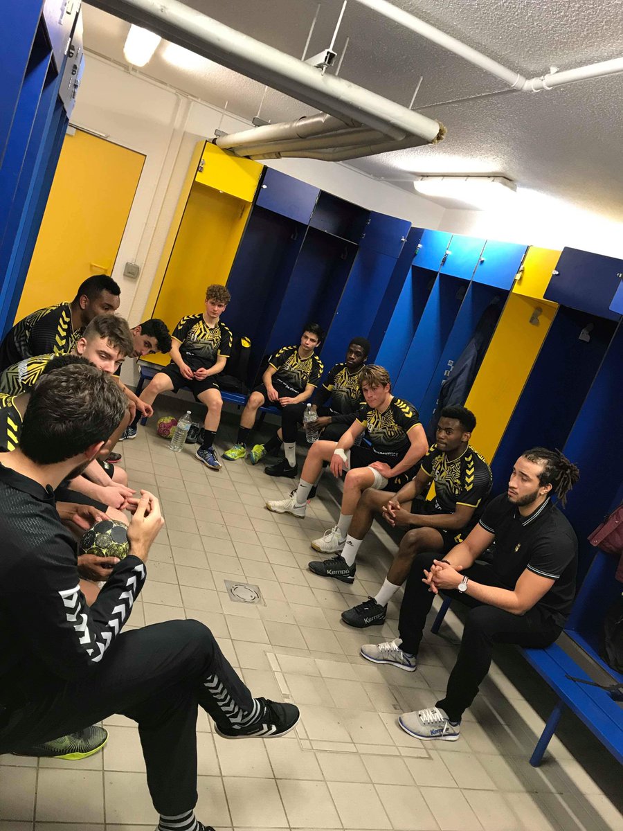 TremblayHB's tweet photo. Félicitations à nos -18 qui ont gagné, ce week-end, leur billet pour le 🔥FALCONY 🔥
👏👏Leurs parrains Jordan Pitre et Damir Batinoviic sont fiers d'eux!
Une nouvelle aventure commence.✌✌
#LePouvoirALaJeunesse #MiniTeamTremblay 💛🖤
@VilleTremblay @inssd93 @seinesaintdenis https://t.co/GSqJ1qNJHo
