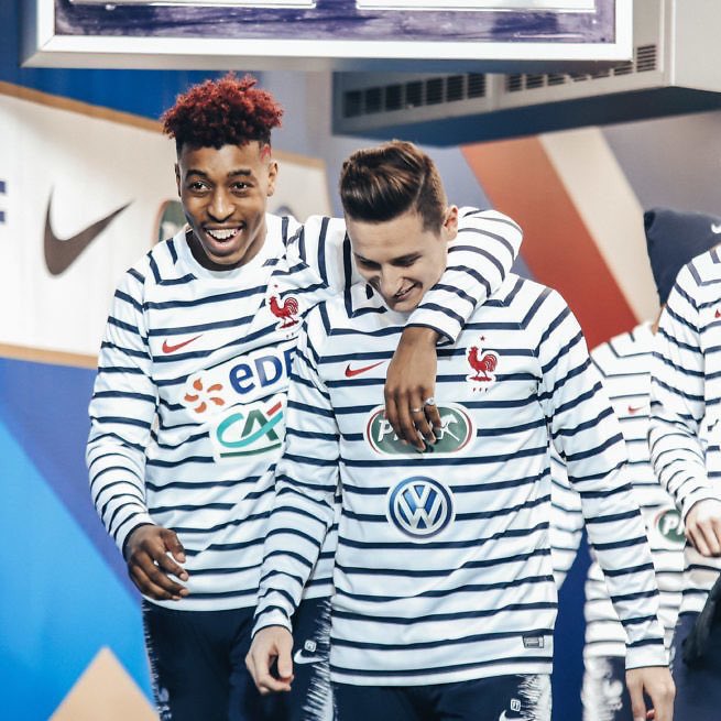 Alors t'as révisé pour le contrôle?
Oui tout le week-end!
C bien ça! On va se mettre à côté alors
Ha bon? Mais..
Mais si! T'es mon pote..
Ok