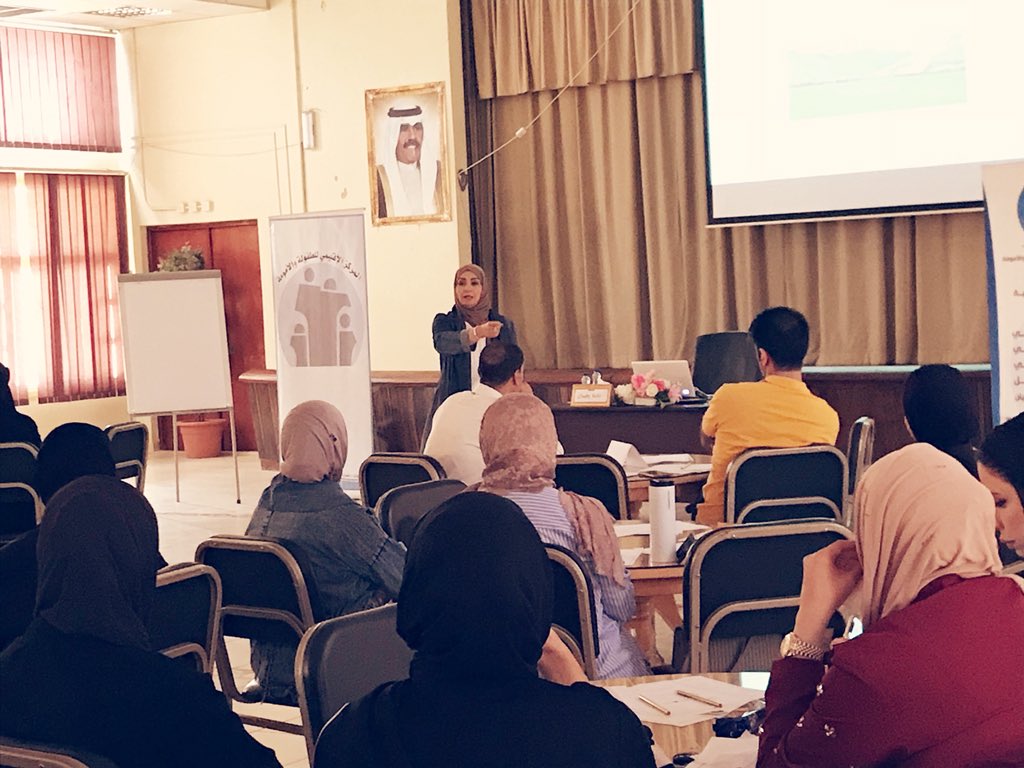 الاستاذه ماجده بوطيبان خلال تقديم ورشه عمل على الحضور . #وزاره_التربيه #شبكه_المعلم #اللجنه_الوطنيه_للتربيه_والعلوم_والثقافه #المركز_الاقليمي_للطفوله_والامومه
